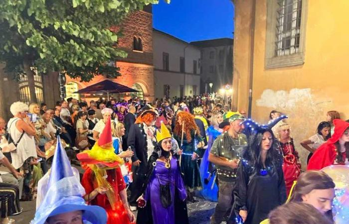 150 participantes y 8 grupos de máscaras, el Carnaval de verano conquista el centro histórico