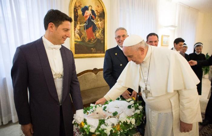 Por qué el Papa da el palio a los arzobispos (los corderos tienen algo que ver)