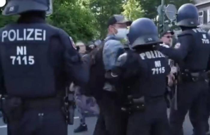 Alemania, marcha contra AfD: enfrentamiento en el congreso de extrema derecha, dos agentes heridos