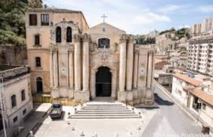 Vals de sacerdotes en los municipios iblenos que pertenecen a la Diócesis de Noto. En Modica cambio por la iglesia de Santa Maria delle Grazie