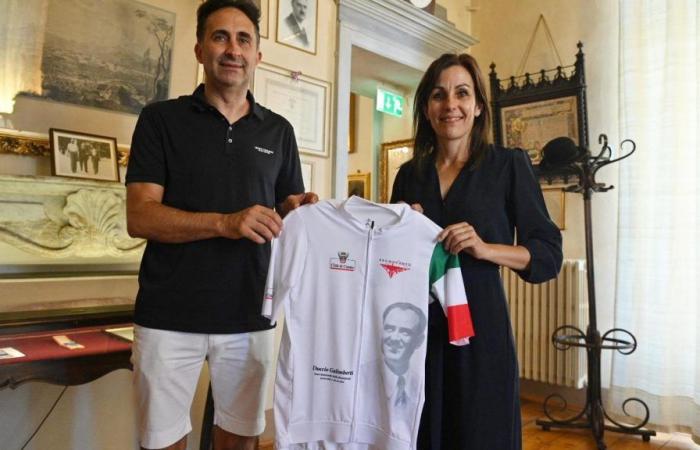 Esa camiseta blanca de celebración a 80 años de la muerte de Galimberti
