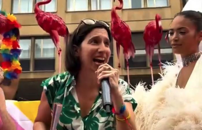 El abrazo entre Elly Schlein y Elodie en la carroza del Orgullo de Milán: «Queremos una ley contra el odio» – El vídeo