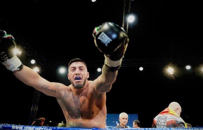 Mattia Faraoni vence con emoción a Hurduc y se mantiene campeón mundial de kickboxing
