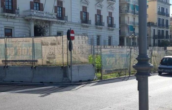 Salerno, Piazza Cavour en decadencia. La denuncia: «El municipio no reabre la zona»