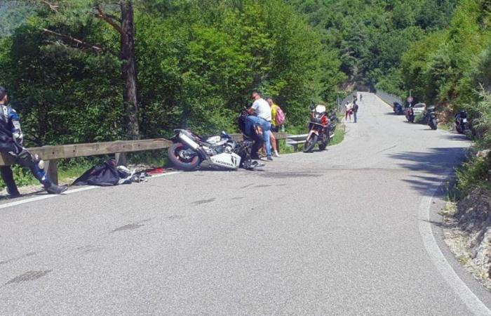 Accidente en Gargnano, cae a un acantilado tras chocar en moto con su hermano y muere
