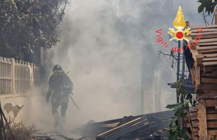 Incendio en un almacén en Reggio Calabria, 40 familias evacuadas: investigaciones