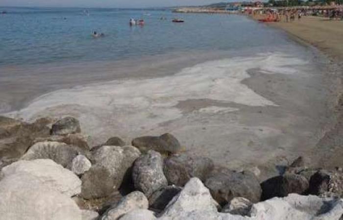 Domingo a la orilla del mar, lleno pero con mucílago – Pescara