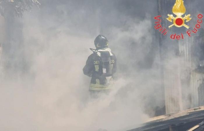VIDEO – Reggio, almacén en llamas, estructura se derrumba. 40 familias evacuadas por adelantado
