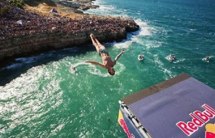 El atleta pierde el conocimiento después de bucear. Accidente en Red Bull Cliff Diving