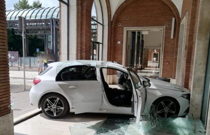 El coche acaba contra la ventanilla de la estación de Foligno