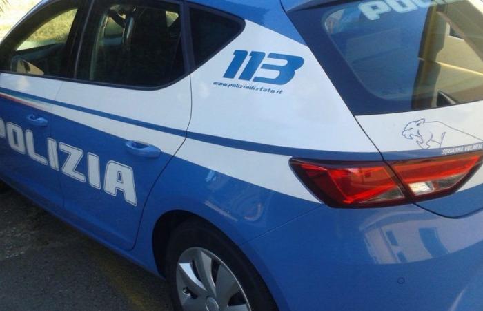 Ancona: se desploma en el suelo, dice haber sido atacado, luego se enfurece e intenta atacar a la policía