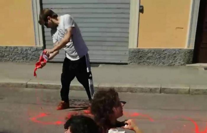 “Pintura roja y banderas pro Palestina”. Calle muy transitada en Bolonia durante el Tour de Francia