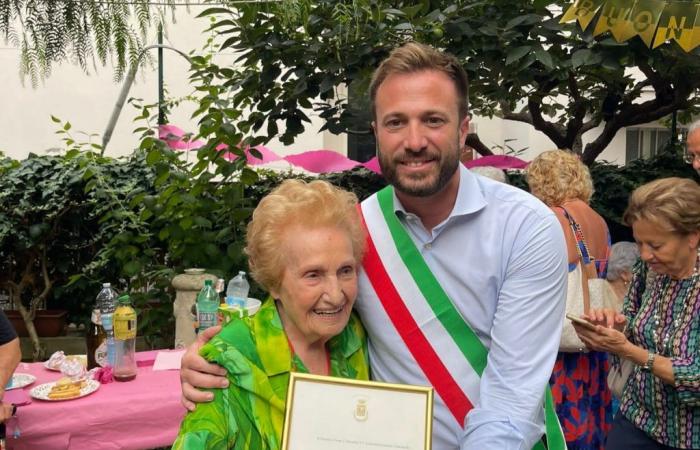 Doña Elvira Marinucci celebró ayer sus increíbles cien años, los cuales celebró el pasado 26 de junio.