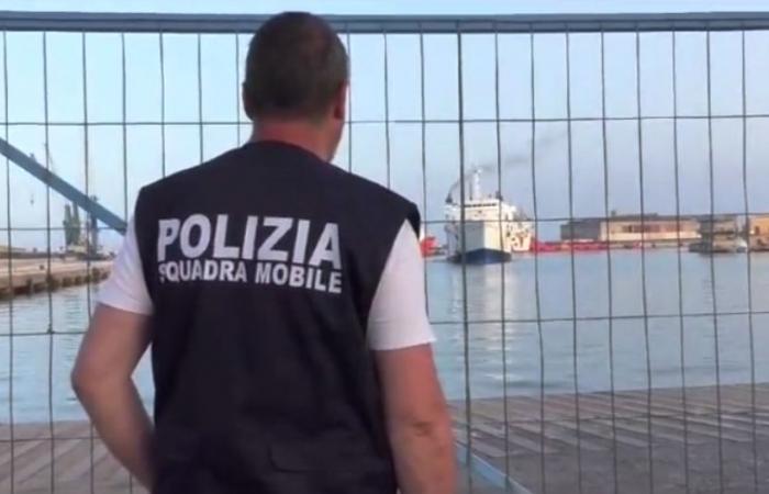 Diez muertos asfixiados en la bodega de la pequeña embarcación, dos detenidos por la tragedia – BlogSicilia