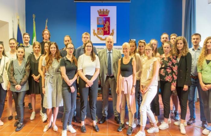 Bolzano: 23 jóvenes magistrados austriacos visitan la jefatura de policía