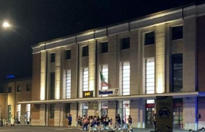 «El autobús nocturno a Parma no pasa. Atascado durante 5 horas en la plaza de la estación de Reggio”