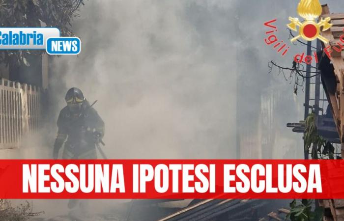 VIDEO-Reggio, se produce un violento incendio en un almacén de material eléctrico: 40 familias evacuadas
