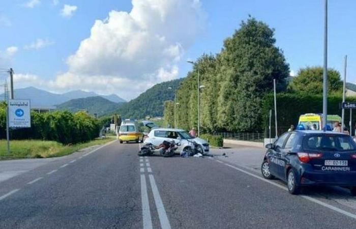 Accidente de tráfico en Farra di Soligo, un coche choca contra una moto delante del Lidl: tres personas en el hospital