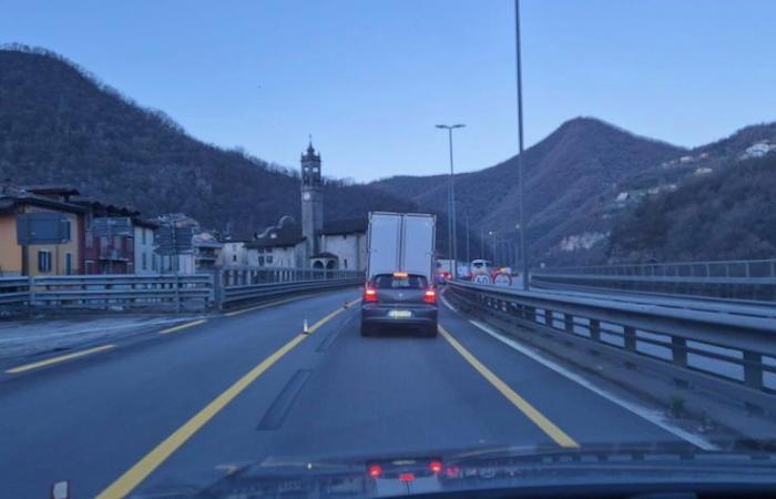 Accidente y largas colas en Val Brembana: «No había nadie para dirigir el tráfico»