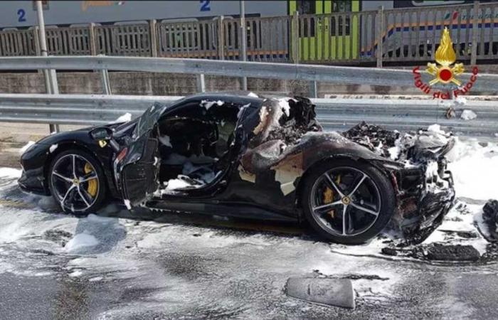 Incendio en el Ferrari 296 GTS en Mestre, la joya de 320.000 euros en llamas: el conductor escapó de las llamas
