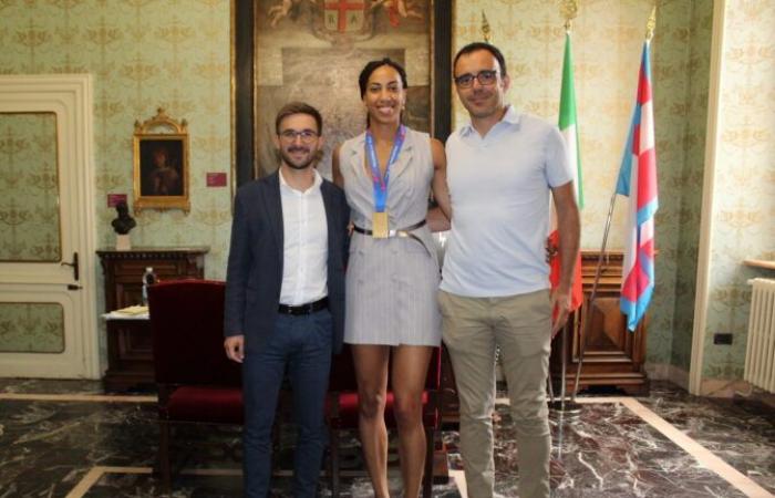 La campeona alba de voleibol Sara Bonifacio fue recibida en el Ayuntamiento