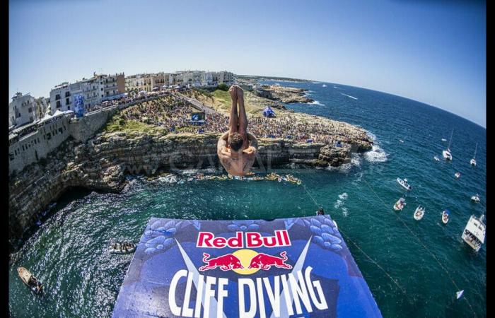 Canal 7 Televisión | En Polignano, el rumano Popovici ganó la undécima Serie Mundial del Red Bull Cliff Diving
