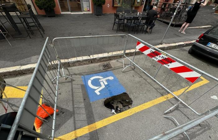 Perugia, en el centro se vende el terreno bajo un aparcamiento para personas discapacitadas.