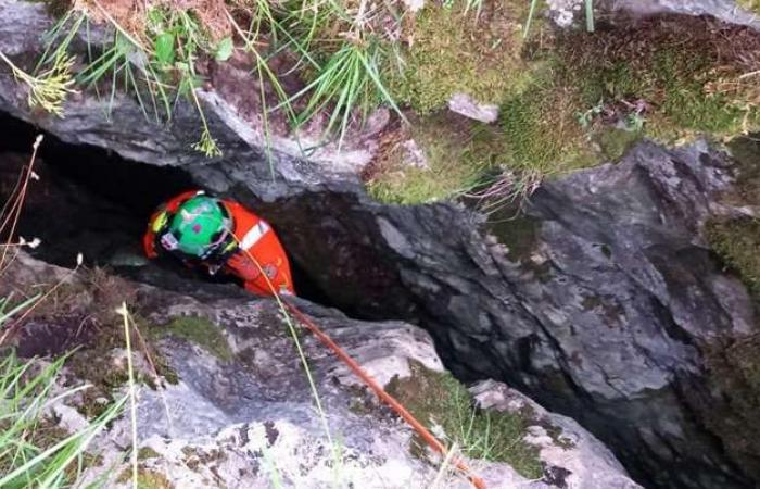 Papá y su hija de 10 años caen en una profunda cavidad rocosa: salvados por un equipo de rescate en montaña – Dolomitas