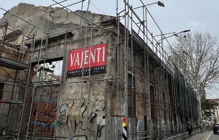 Confcommercio rechaza el consejo sobre la biblioteca, el antiguo matadero, Piazza Castello y Viale Roma: “Los proyectos realizados y financiados no deben abandonarse”