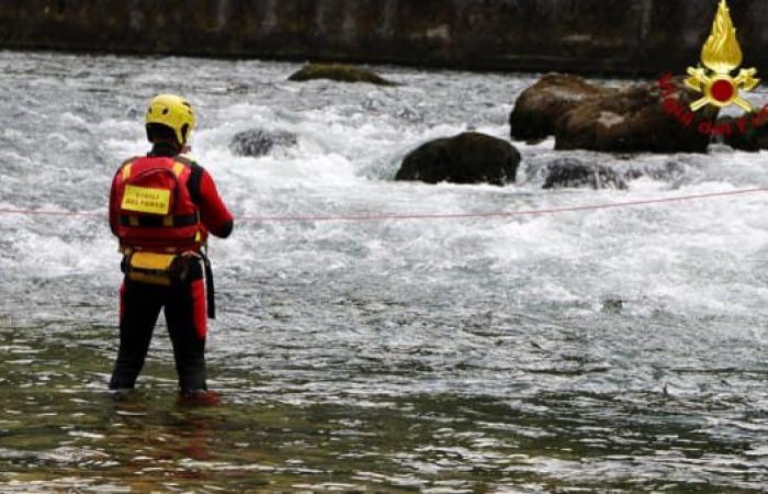Se zambulle en el río Enza durante un picnic, un joven de 19 años desaparece en el agua en Reggio Emilia: búsqueda en curso