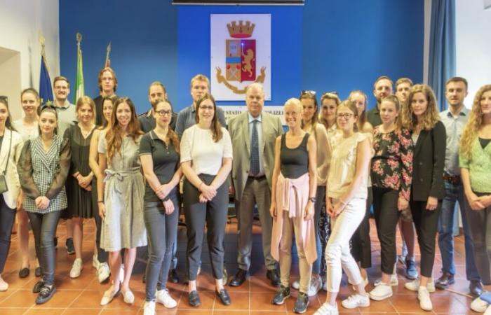 Viernes: 23 jóvenes magistrados austriacos visitan la jefatura de policía de Bolzano