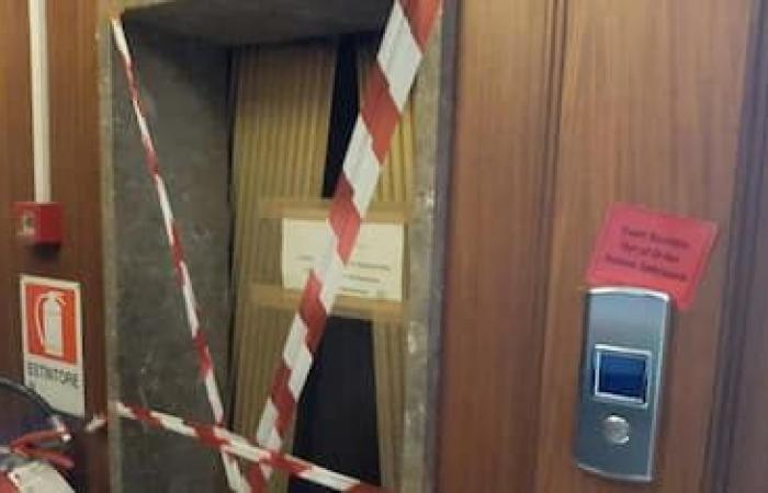 Un joven de 25 años cae en el hueco del ascensor de un edificio en la zona de Brindisi