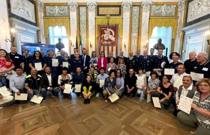 Empleados municipales y policías locales premiados por su ayuda durante las inundaciones en Emilia Romagna en Forlì