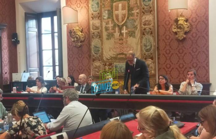El ayuntamiento de Como, vuelve a brillar esta tarde sobre los precios del comedor y las obras en la Comunuoto