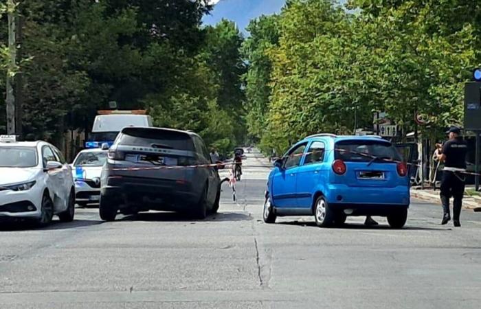 Accidente en via Libertà, colisión entre dos coches y un taxi en el cruce: tres heridos