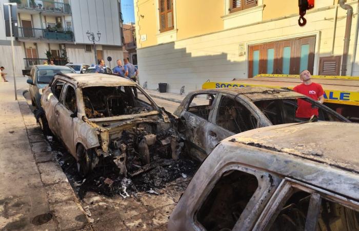 Brindisi: 5 coches en llamas durante la noche