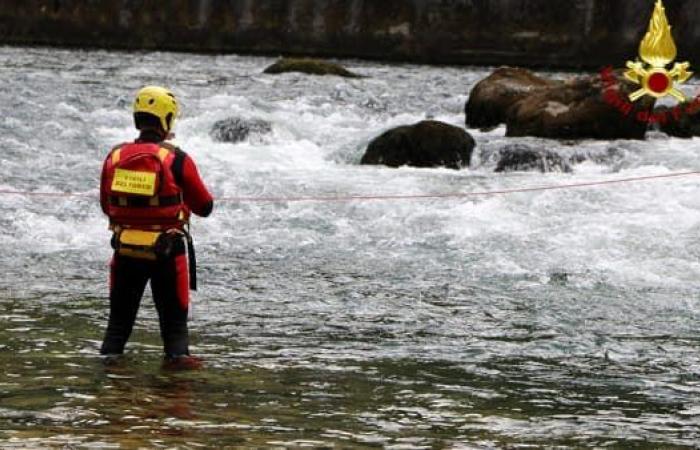 Se zambulle en el río Enza durante un picnic, un joven de 19 años desaparece en el agua en Reggio Emilia: búsqueda en curso