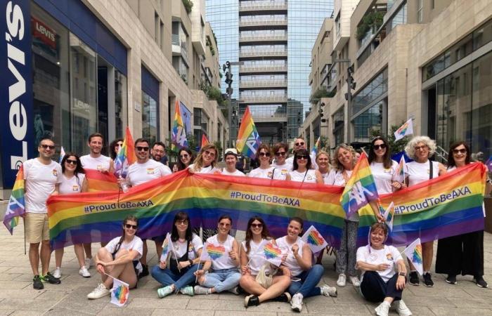 AXA Italia apoya por tercer año consecutivo el Orgullo de Milán con una delegación de más de 100 colaboradores, unidos en un gesto simbólico para decir sí a la inclusión y la diversidad