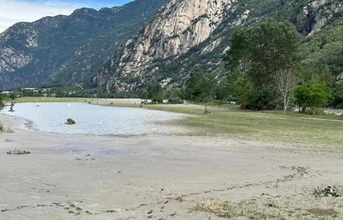Inundación del Valle de Aosta: establos y campos inundados, pastos de montaña sin agua
