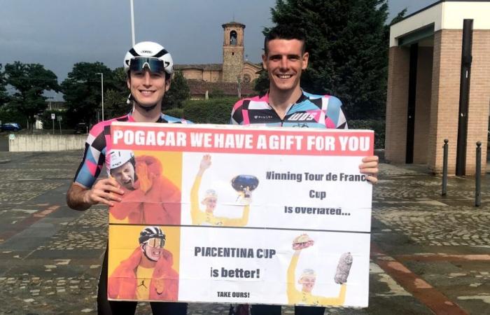 Tour de Francia: Filippo Cordani y Lorenzo Casella, los dos muchachos que entregaron nuestra copa a Pogacar. «Gesto espontáneo, estábamos indecisos con el salami»