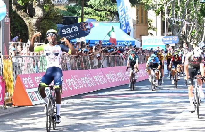 Ciclismo / Girmay gana la tercera etapa del Tour de Francia en Turín