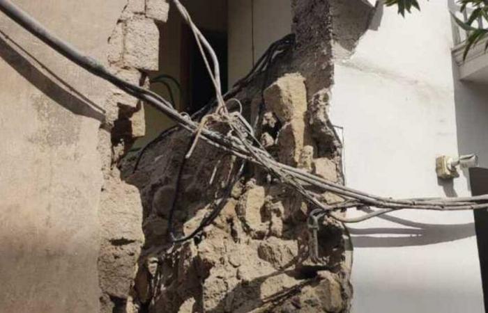 Afragola, una topadora derriba un antiguo edificio de toba y la pared de un apartamento en un edificio adyacente