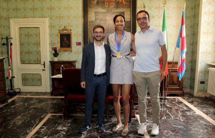 Alba: la campeona alba de voleibol Sara Bonifacio fue recibida en el ayuntamiento