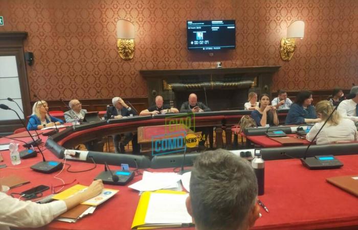 El ayuntamiento de Como, vuelve a brillar esta tarde sobre los precios del comedor y las obras en la Comunuoto