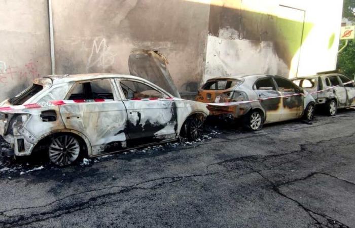 Otros coches destruidos por las llamas, continúa la búsqueda del pirómano