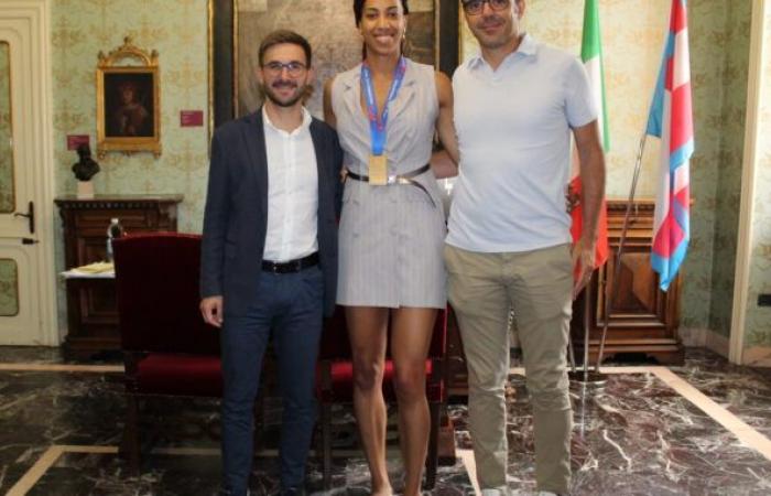 La campeona alba de voleibol Sara Bonifacio fue recibida en el Ayuntamiento