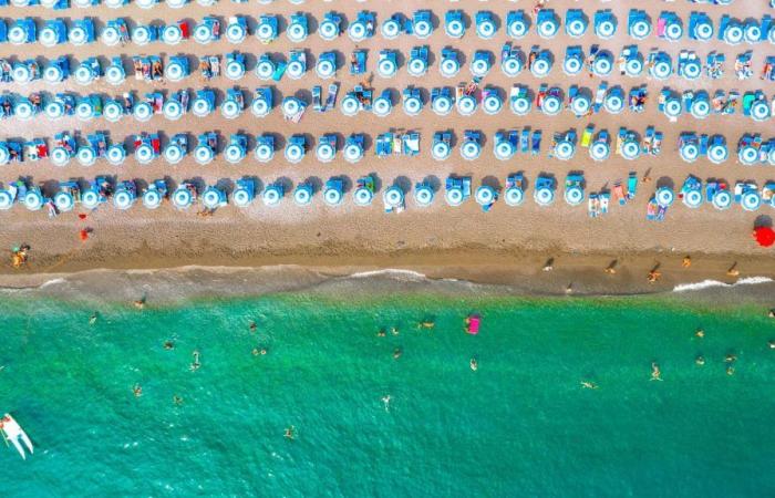 Verano de 2024, aumentan las reservas online de sombrillas y tumbonas: la costa de Amalfi y Friuli-Venezia Giulia son los destinos preferidos por los extranjeros