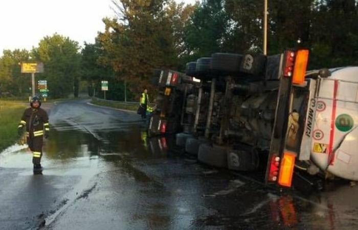 Colisión entre dos camiones, tanque lleno de aceite de maní vuelca: caos en Frizzone
