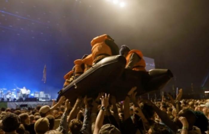 Un bote que recuerda al de los inmigrantes: el nuevo trabajo sorpresa de Banksy en el festival de Glastonbury