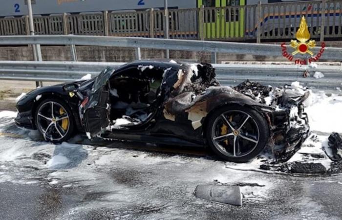 Mestre, un Ferrari híbrido valorado en 320 mil euros se incendia en plena carretera: el conductor sale ileso